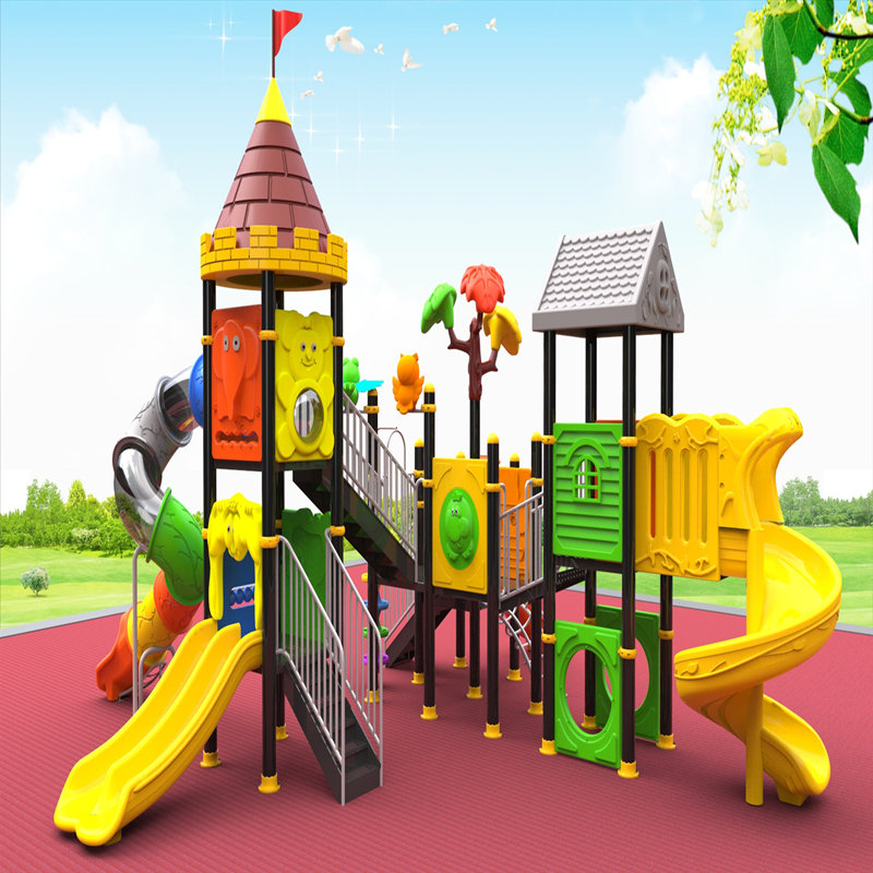 equipamentos de playground ao ar livre com crianças slide crianças brinquedos casa jogo